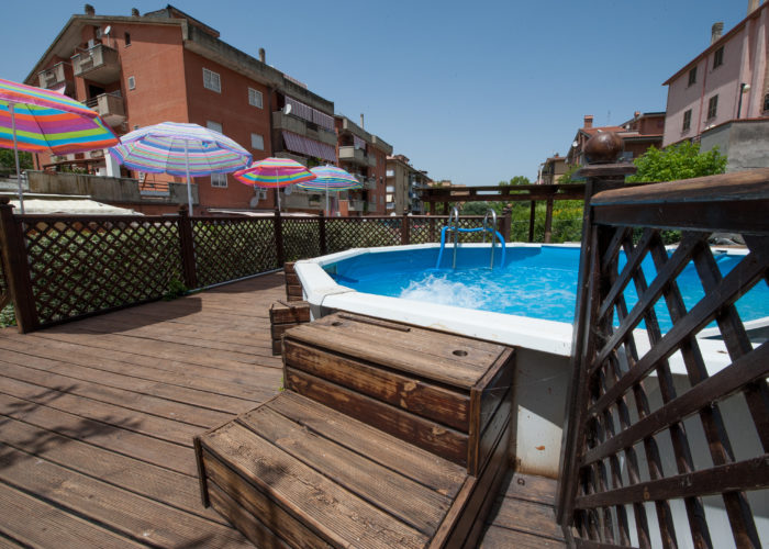 piscina-esterno-asilo-guidonia